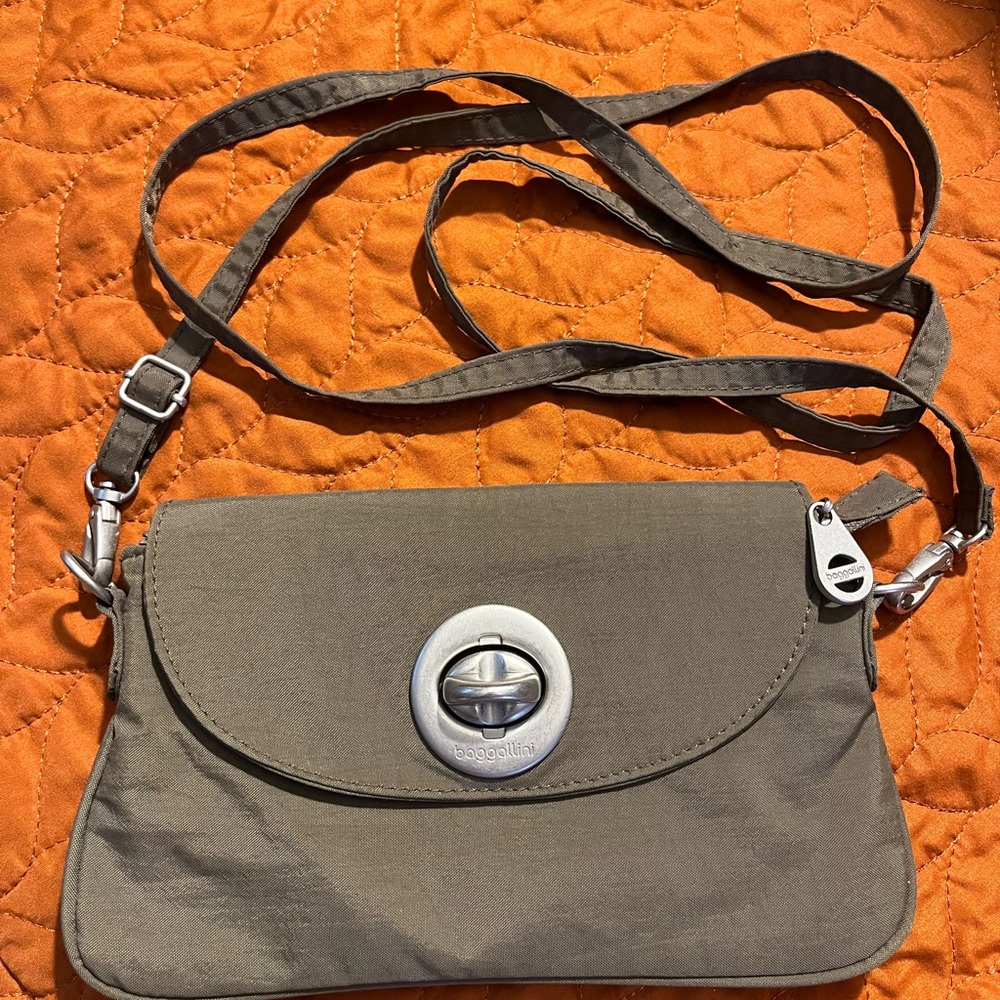 Baggallini Gray Messenger Bag with Distinctive Turnlock Closure